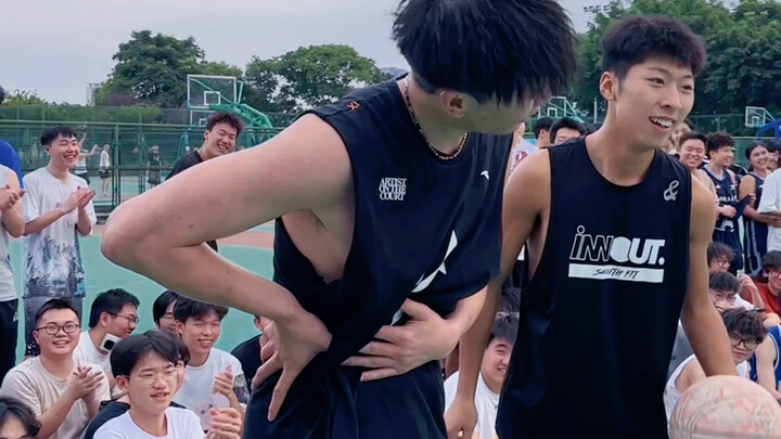 Màn hình chiếu sau lại vào một phát nữa, bạn chịu nổi không vậy 😳 Nhanh tag ngay người mạnh nhất xun