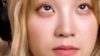Song Yuqi and Minnie's reactions to the kiss scene