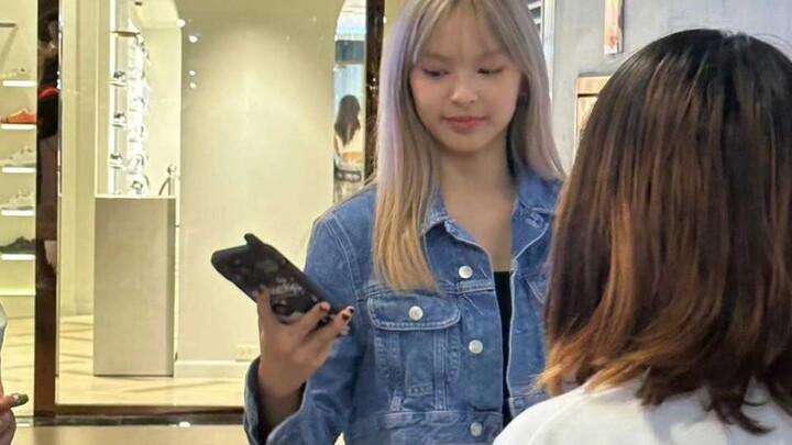 【BABYMONSTER】Chiquita was spotted shopping with her mother. She returned to Thailand with Pharita ye