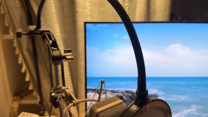 Mèo lười kiểu gì cũng bất thình lình nhảy từ bên cạnh lên để dọa người.