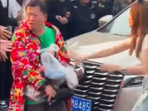 Nhân viên an ninh xô chú bán vịt kho vào đám đông, đội ngũ của Speed kịp thời ngăn lại và đưa chú lê