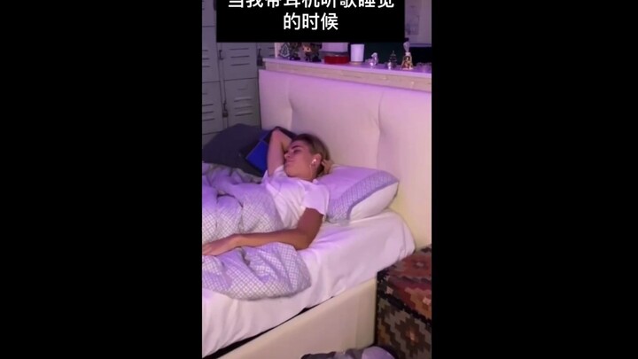 Saat kamu memakai headphone mendengarkan lagu Touhou sambil tidur