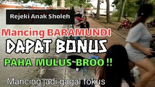 Rejeki!! Mancing BARAMUNDI dapat bonus Paha mulus jadi gagal fokus