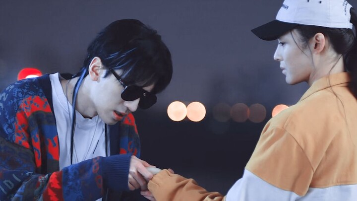หอมจริงๆ! ทั้งสองคนนี่มีวิธีอยู่ด้วยกันแบบคู่สามีภรรยาเก่าแก่กันขนาดนี้เลยเหรอ! เพื่อนธรรมดาบ้านไหนจ