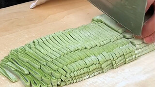 معكرونة السبانخ المصنوعة حديثًا، وعاء صغير بـ12 يوان يحتوي على 6 أونصات من المعكرونة، والتشكيلة الرب