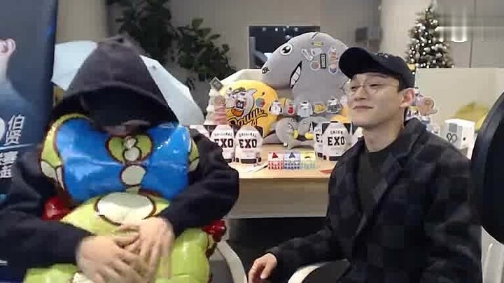 EXO ngày này năm xưa! Baekhyun và CHEN hút khí heli hát hò nhí nhố – sĩ diện của idol? Xóa tan hết!