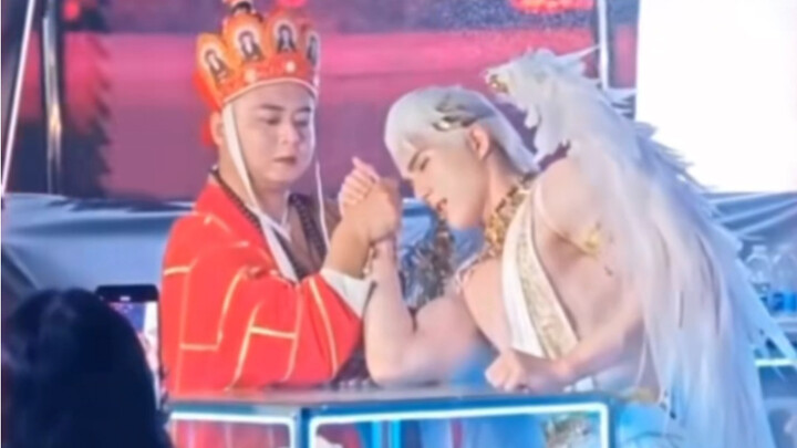 “Bần tăng cũng biết chút võ công.”