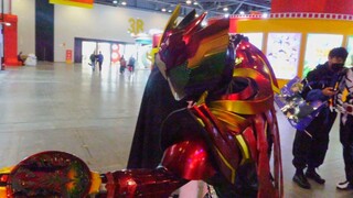 In the Chinese comic, Eternal Bird wanted to take a photo with the children, but was rejected