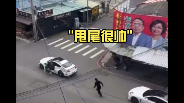 Đánh đuôi xe cực ngầu, tất cả còng tay hết!