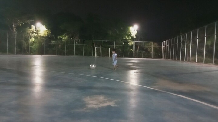 ada lapangan nganggur, alhasil beli bola dadakan. asal bisa buat anak have fun😆😆
