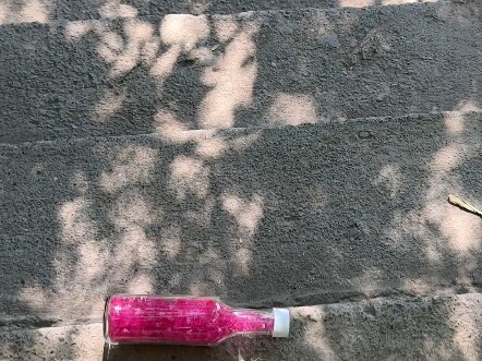 Khoảnh khắc giải áp khi lăn chai xuống cầu thang