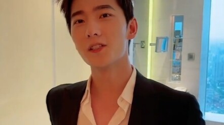 杨洋的自动回复被网友玩坏了，莫名其妙接了个活