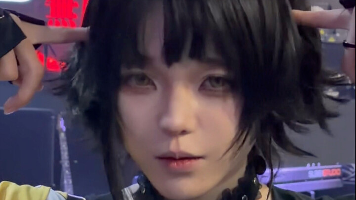 المغني الرئيسي يسرق سلسلة كلب عازف الباس