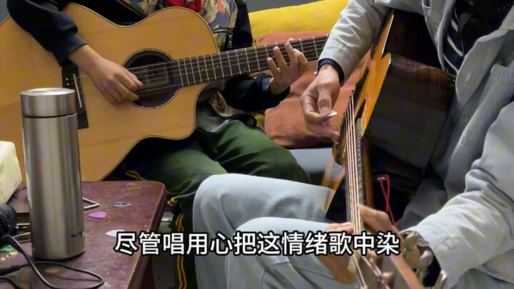 Ayah dan Anak Main Gitar Sambil Bernyanyi Lagu “Tujuh Belas Tahun”