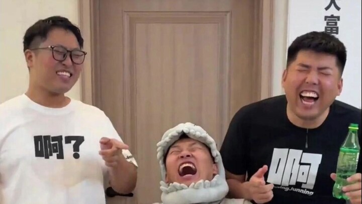 Tantangan menahan tawa di kamar asrama: Teman sekamar keluarkan jurus andalannya, siapa yang bisa ta