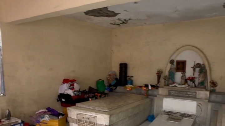 حارس مقبرة ملازم، حارس شخصي مجاني، خادم مخلص ووفي — لا بد أن أرواح الأثرياء الراحلين تشعر بالارتياح.