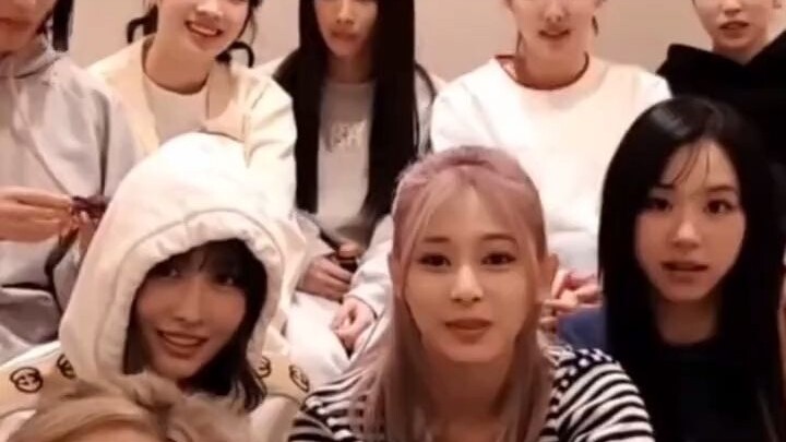 Twice’s livestream special effects—truly the “chosen one” hahaha, the one selected by the system