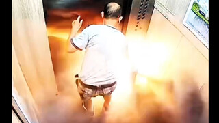 带电瓶搭电梯自燃爆炸秒变黑炭头离谱