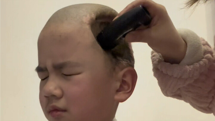 Anak kecil yang tenang, memotong rambut adalah hal yang paling… sulit bagi ibu, tapi tak ada pilihan