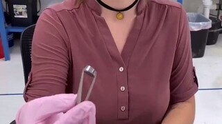 الشابة تساعد العملاء في تحويل حيواناتهم الأليفة الراحلة إلى ماس