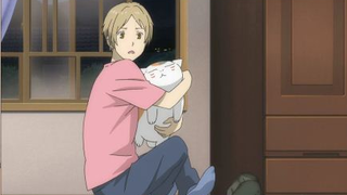 Natsume memeluk kucing seperti ini, aku ingin memeluk kucing seperti ini juga