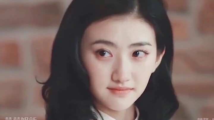 الجمال الكبير لا يحتاج إلى أي خصلات أمامية لتجميل شكل الوجه، حتى أن ري با تعرضت للإحراج بسبب جمالها 