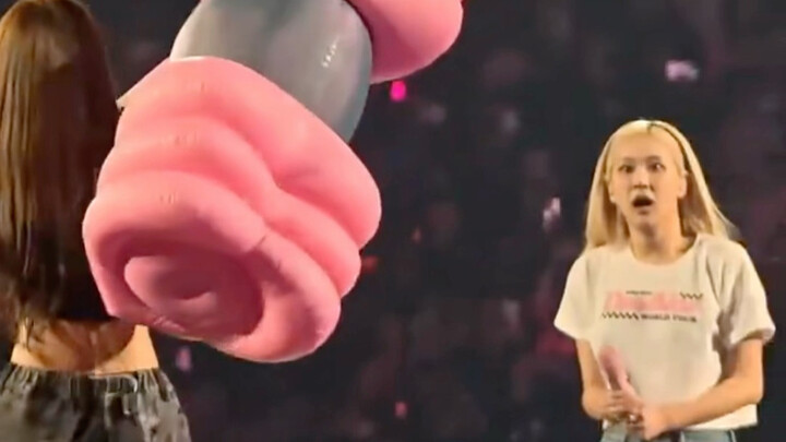 Sau Twice, Pinky cũng đã nhận được một cây gậy cổ vũ cực lớn!