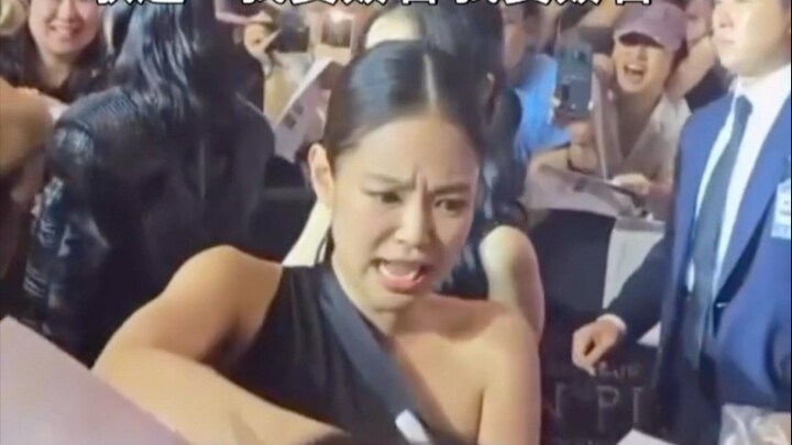【Jennie】Jennie Rapid-Fires Chinese While Signing Due to Being Overwhelmed with Requests