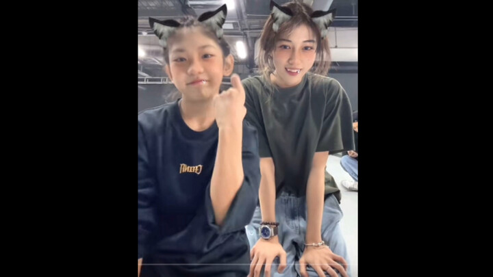 "So cute"; Xi Jiaqi Iris & Zhang Chuyi; two female poppers' TikTok video