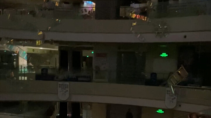 Terjebak di mal, terpaksa nyanyi lagu “Bunga Musim Dingin”