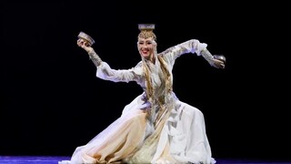 No one told me that girls dancing Mongolian dance can be so cool!