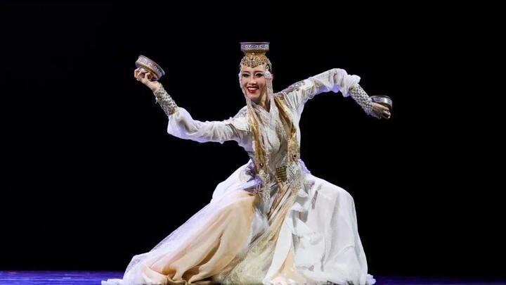No one told me that girls dancing Mongolian dance can be so cool!