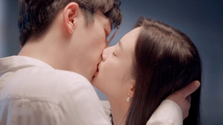 Baike, finally, it’s time to film a kissing scene. I think you’re pretty good at kissing.