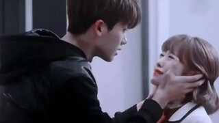 Saya sungguh menyukai adegan pertama! Kepedihan hati sang tokoh utama akan meluap di layar, dan mesk