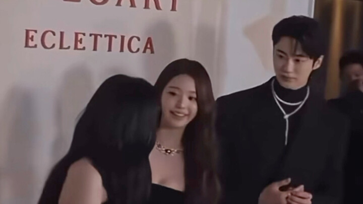 So awkward—Jang Yuan-young was asked to give up the center spot to Kim Ji-won… her face froze.