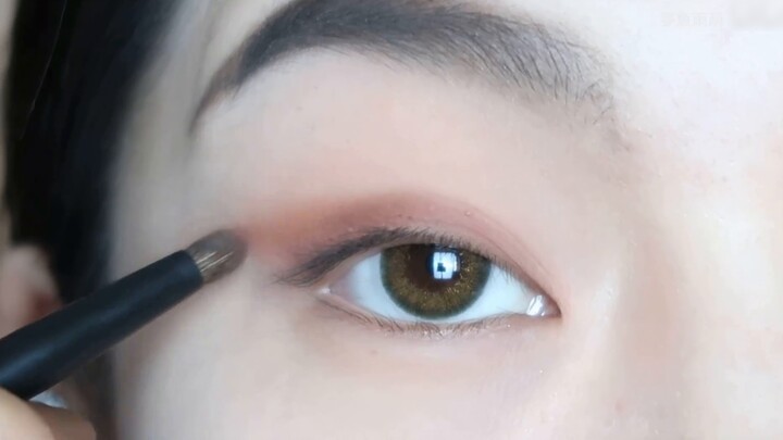 Jennie's fierce cartoon eye makeup tutorial/teaching you to change your eye shape with your bare han