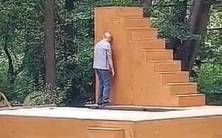 Is it despair? Is it despair? French dancer Euanni Bourgeois performs live