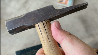 An awkward incident caused by a hammer!