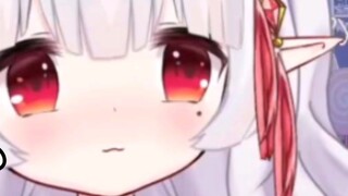 Gadis cantik memegang adegan kencingnya