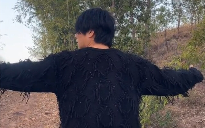 مزيّتني ببراز البقر من رأسي لقدمي!