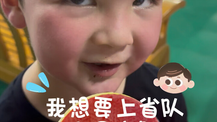 Em bé lai miệt mài tập luyện bóng bàn chỉ để được vào đội tuyển quốc gia!