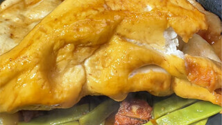 Babi kecil menutupi dirinya dengan selimut