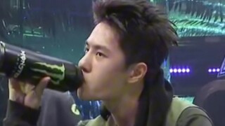 ทำไมหวังอี้ป๋อไม่หวีผมแล้วมายืนหน้ากล้องด้วยผมหยิกฟูและไม่แต่งหน้า ฮ่าฮ่าฮ่า