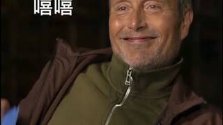 Film dan Drama|Mads Mikkelsen-Perpaduan Pakaian Merah-Hijau Paman Mads