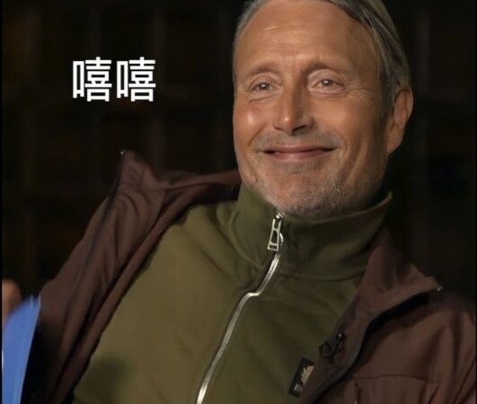 娱乐|Mads Mikkelsen|Cách kết hợp mặc đỏ và xanh lá của chú Mads