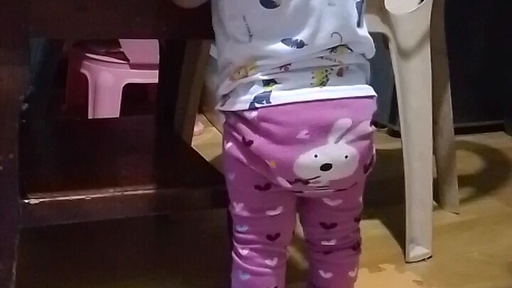 Akala ko naman umiiyak, 😅 pinapagalitan nya pala yung cottonbuds 😂😂😂 with matching palo pa yan🤣