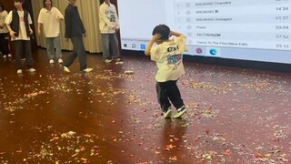 幼儿园的时候去大学和哥哥姐姐们斗舞，到现在快一年了！今天发一个纪念一下！