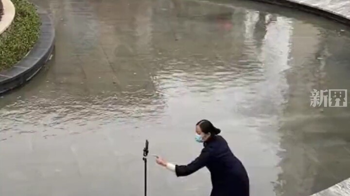 Cô gái quay video nhảy bên bờ hồ, nào ngờ ngay giây sau…