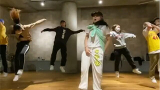 نسخة رينا من Whoopty مذهلة للغاية