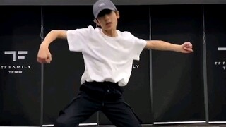 【Trương Tuấn Hào】Bé trai năm 2007 tự nhảy múa, quần yếm trắng không chỉ dáng đẹp mà nhảy cũng đỉnh l